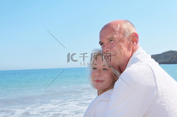 高级夫妇的肖像放松在度假胜地海
