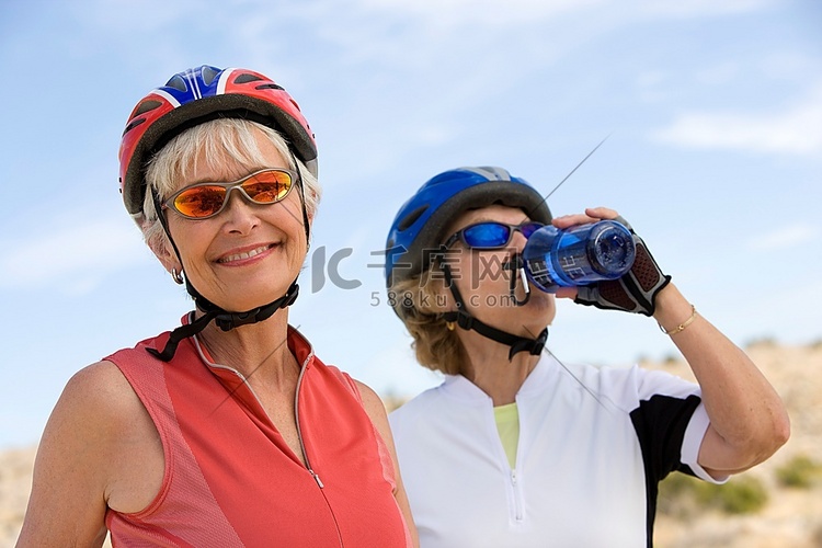 两名戴着自行车头盔的资深女性