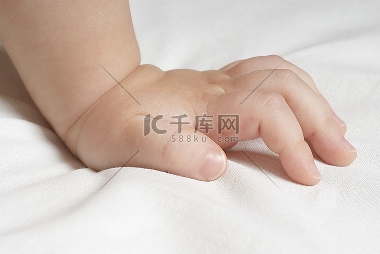 婴儿(6-12个月)，手部特写