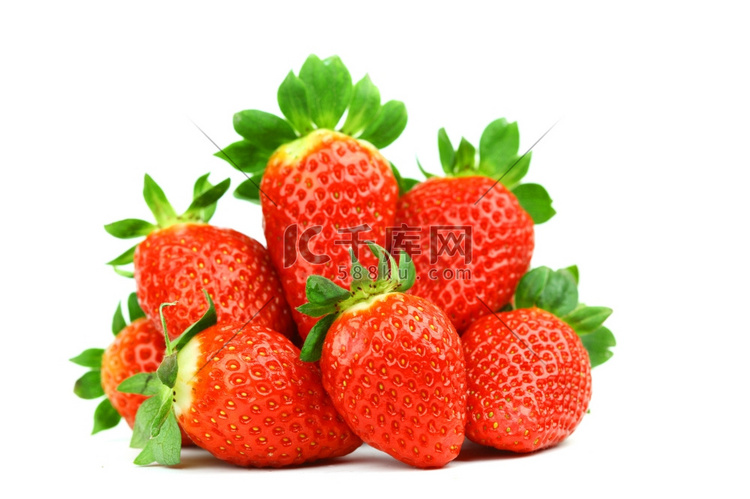 白色背景上隔离的草莓堆