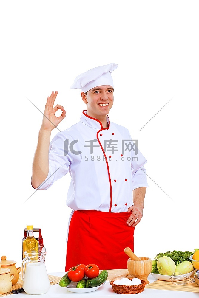 穿着红色围裙的年轻厨师在做饭
