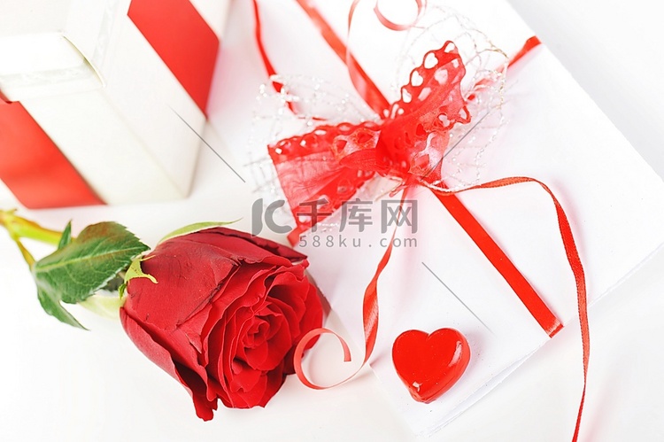 美丽的玫瑰，红色的心和字母，用