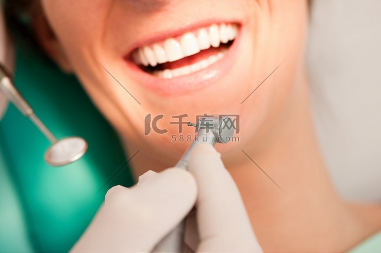 女患者与牙科医生在牙科治疗过程