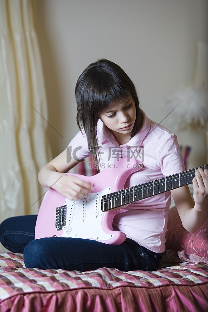 十几岁的女孩弹电吉他