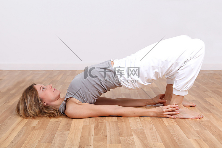 一名金发女子正在做瑜伽锻炼