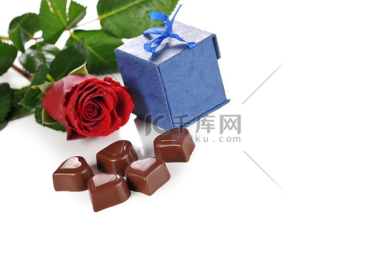 心形巧克力、玫瑰和礼品盒特写