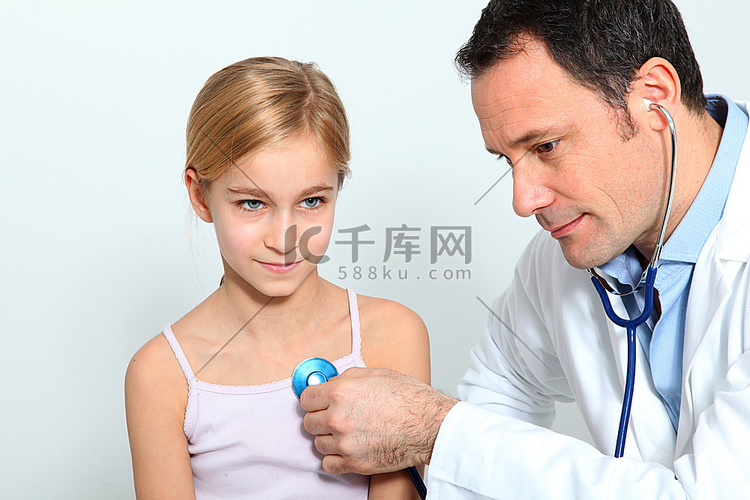 医生检查小女孩的呼吸