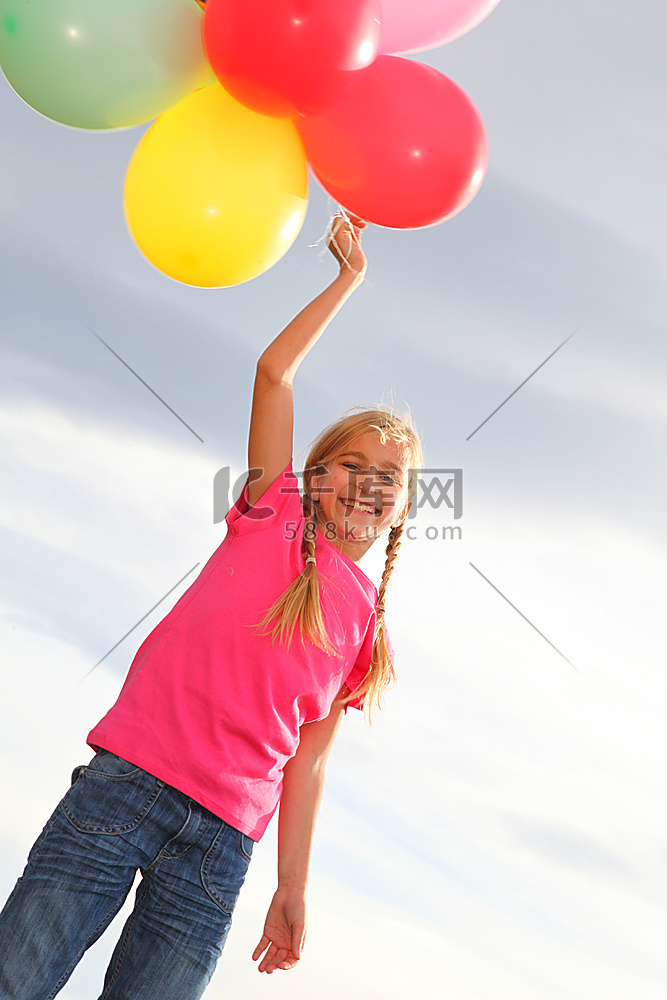 乡下拿着气球的小女孩