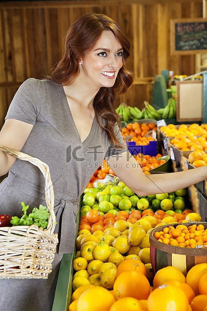 快乐的年轻女子在超市买水果