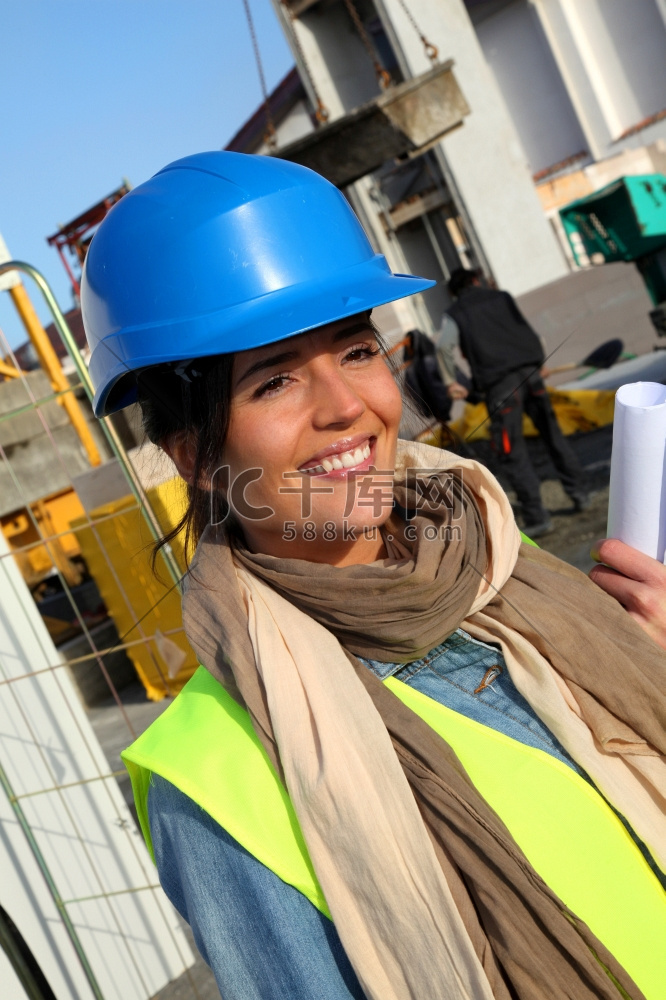 微笑的建筑师在建筑工地上的肖像