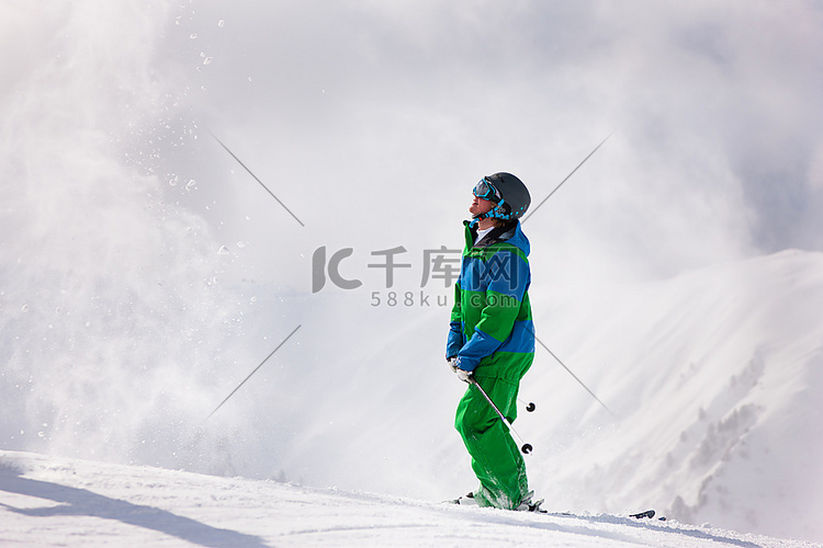 滑雪者在阿尔卑斯山上掸去一些雪