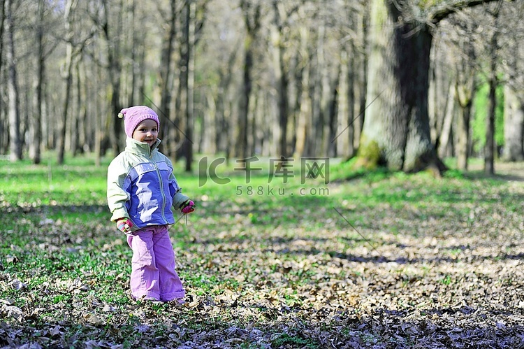 小女孩在春天公园里玩耍