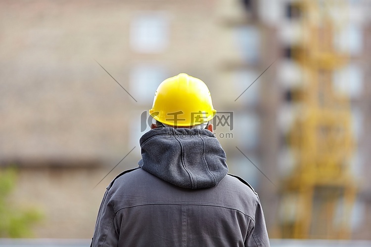 真正的建造者，戴着黄色的安全帽