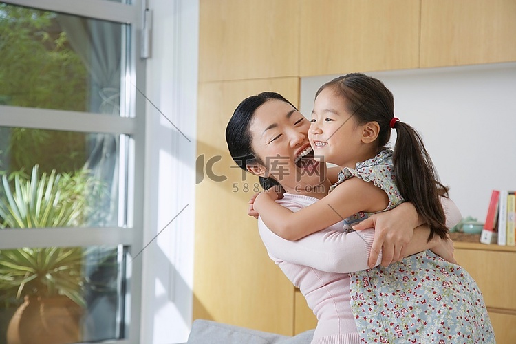 幸福的女人拥抱她的女儿