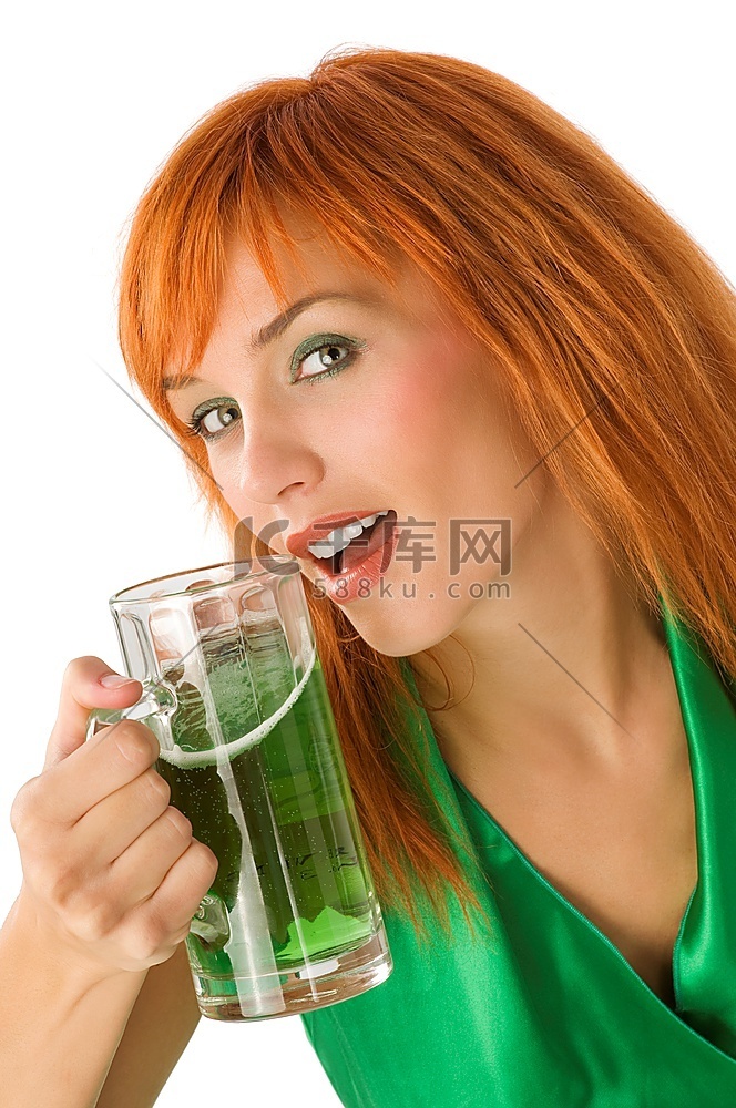 近摄的年轻漂亮的女人与一杯绿色