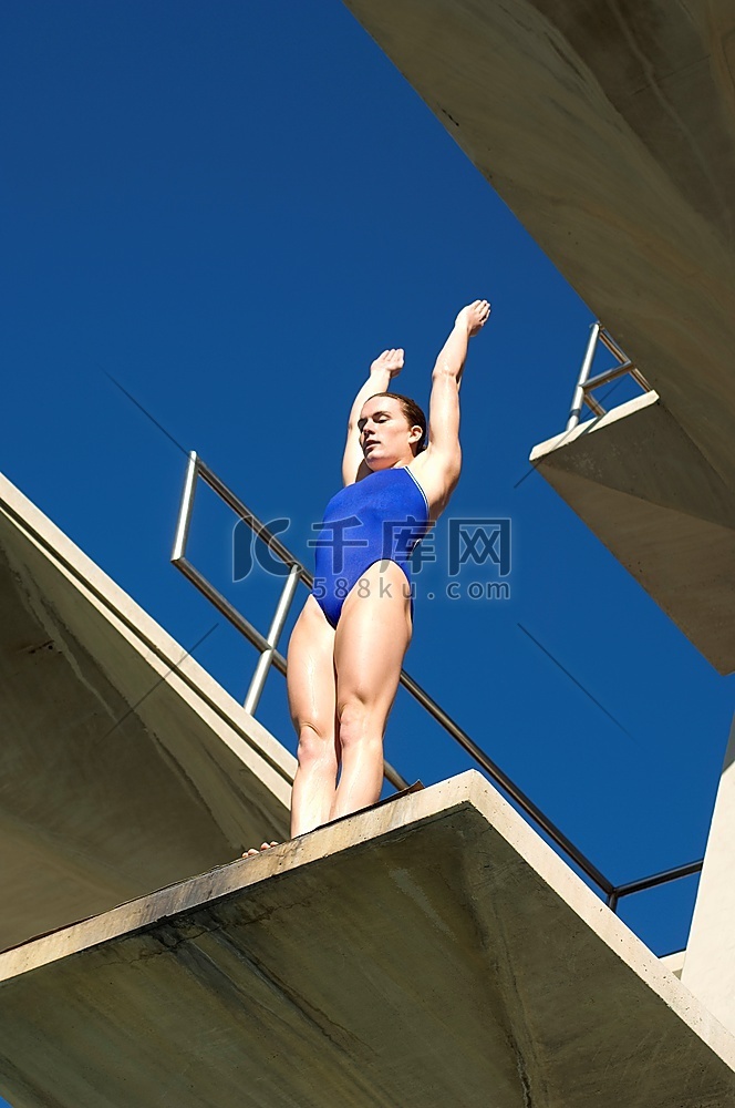 女子游泳运动员站在跳板上