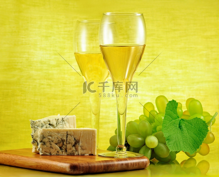 加蓝奶酪和葡萄的白葡萄酒