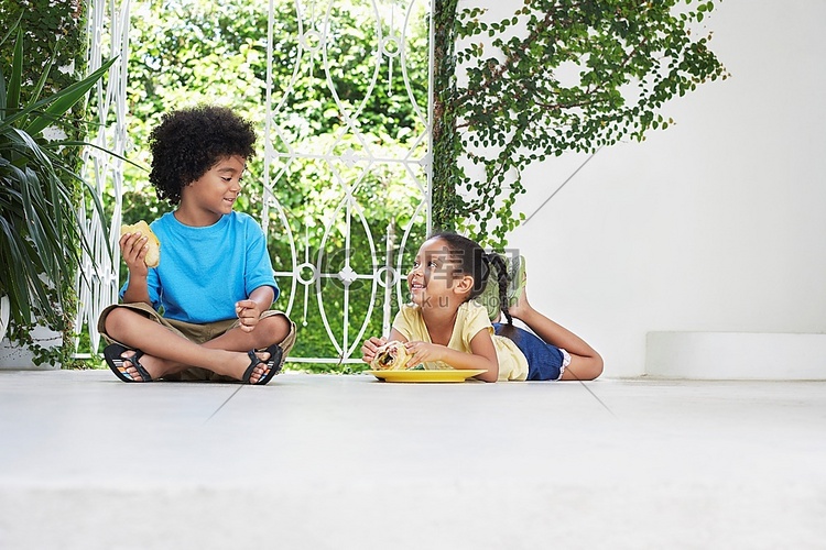男孩和女孩(5-6岁)在阳台地