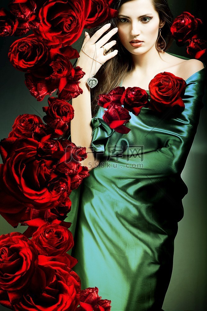 穿着绿色面料，戴着红玫瑰的美女