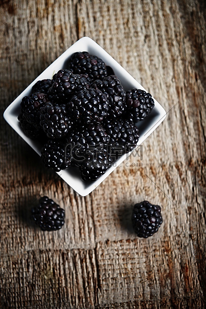一整碗成熟的新鲜黑莓，特写