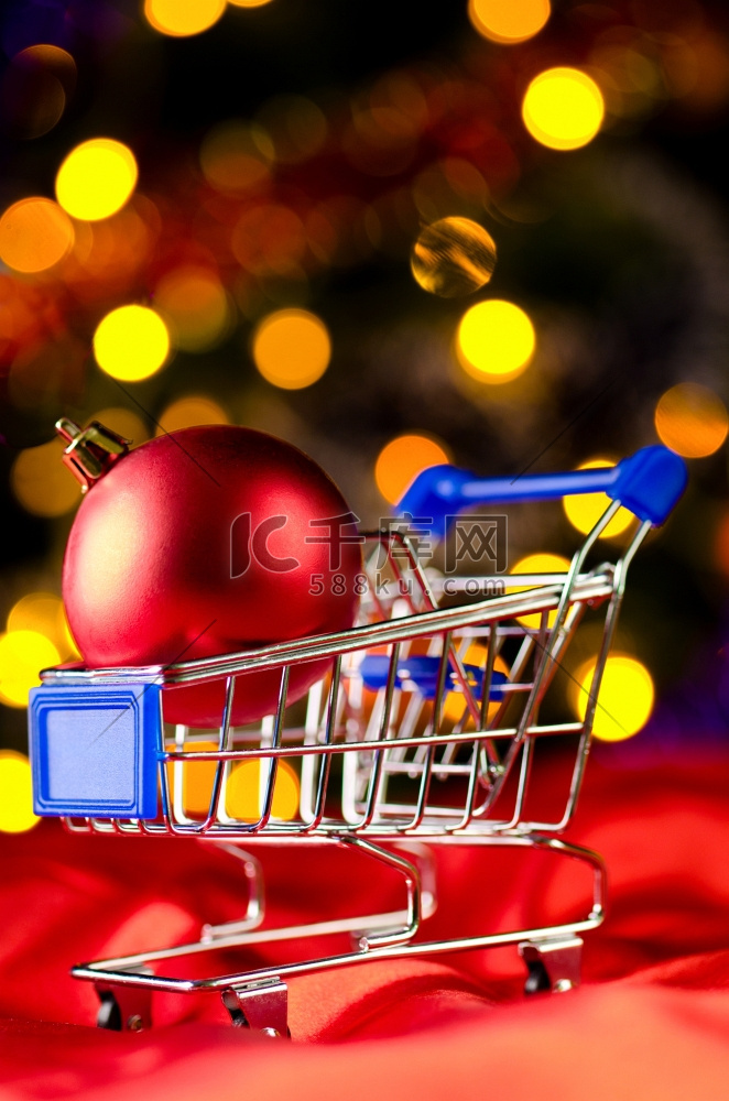 圣诞树上带有装饰球的购物车在模