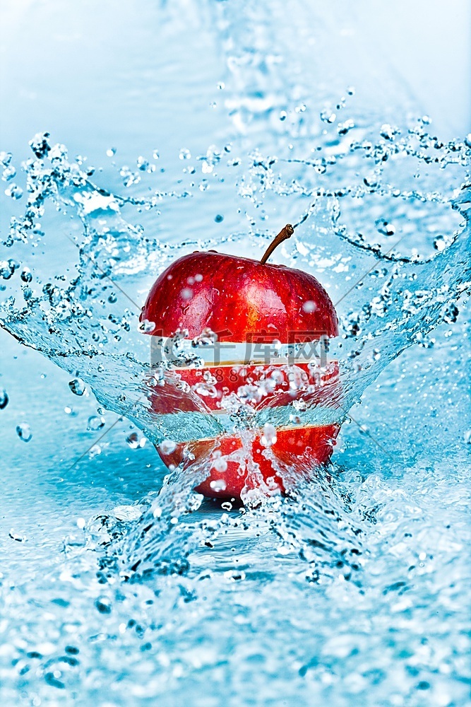 鲜水洒在红苹果上