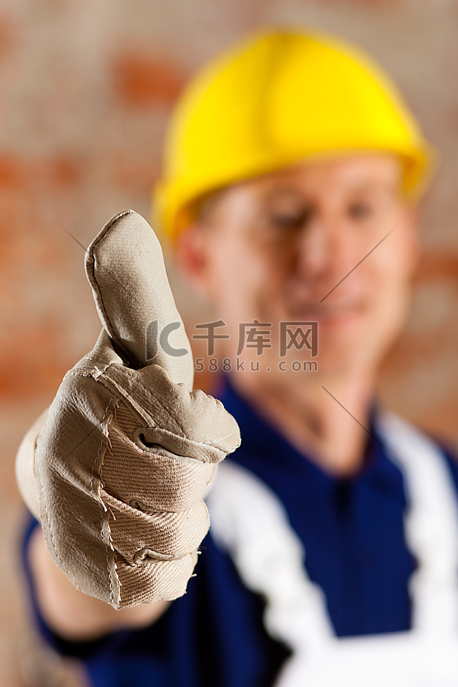 友好可靠的建筑工人竖起大拇指，