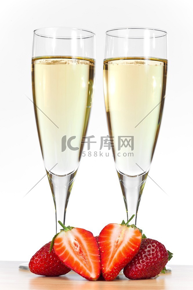 两杯香槟加草莓切片。
