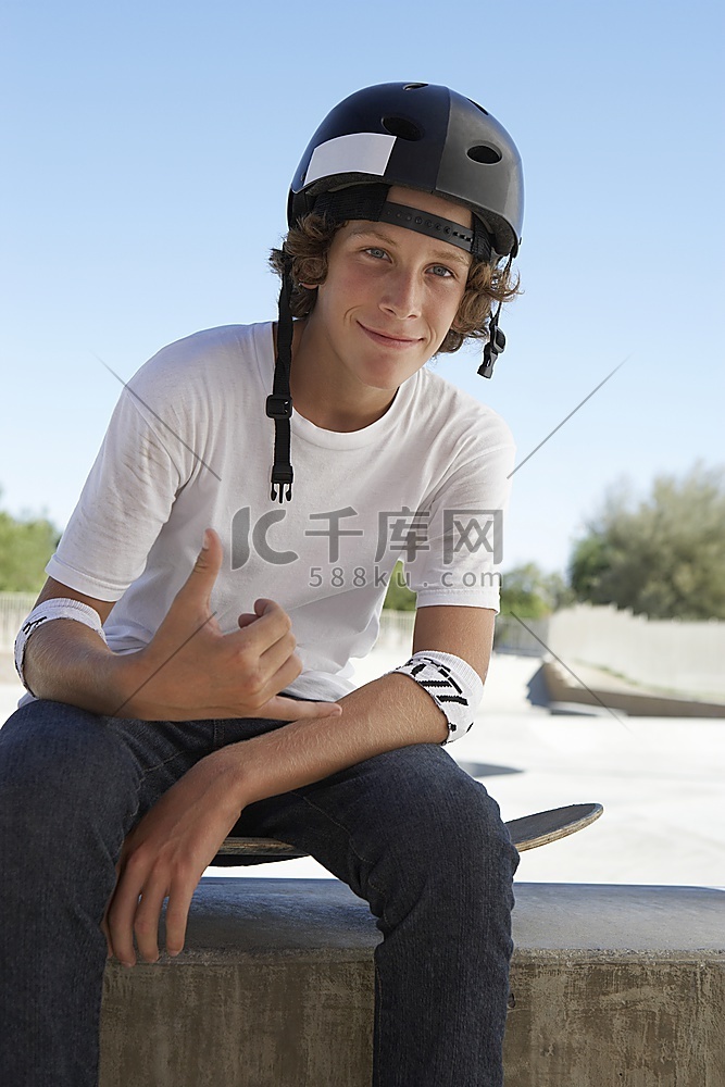 青少年男孩(16-17岁)在滑