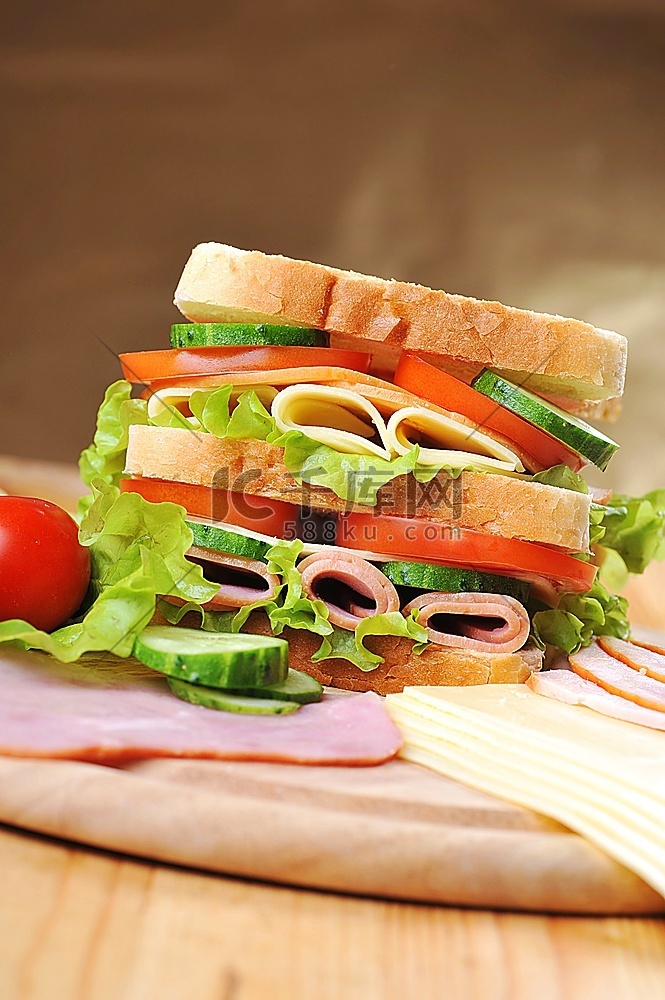 新鲜美味的三明治放在木桌上