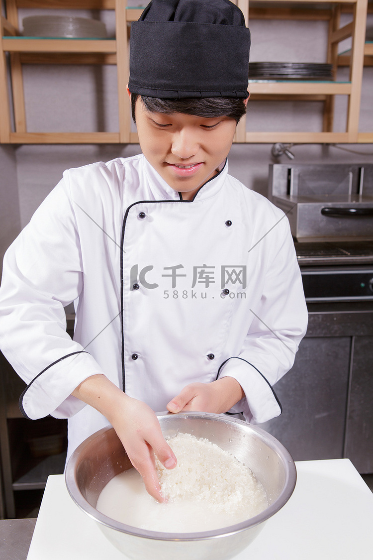 厨师洗大米