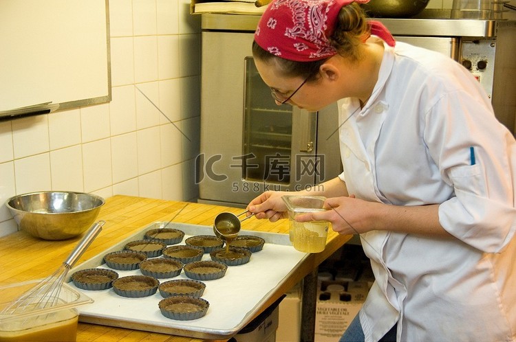 糕点师傅在忙碌的厨房里工作。