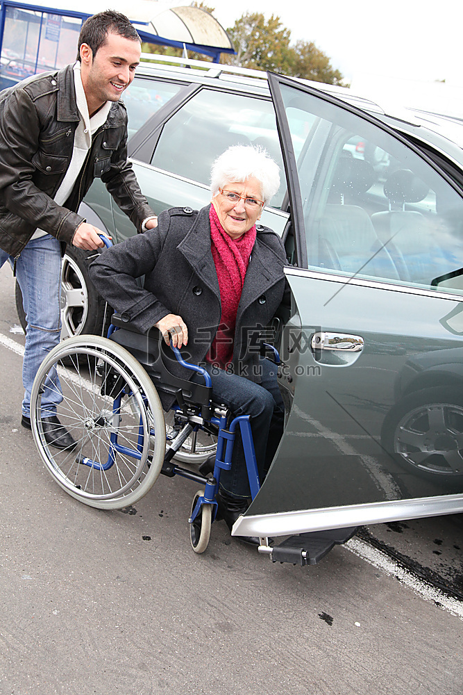 年轻男子协助轮椅上的老年女子