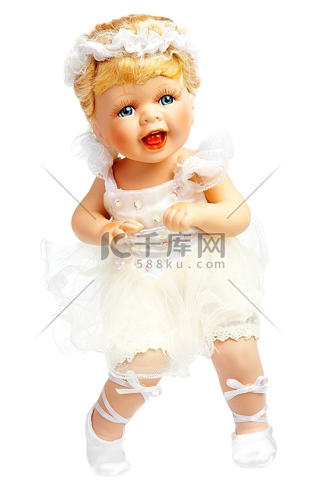 白色背景上穿着新娘礼服的洋娃娃