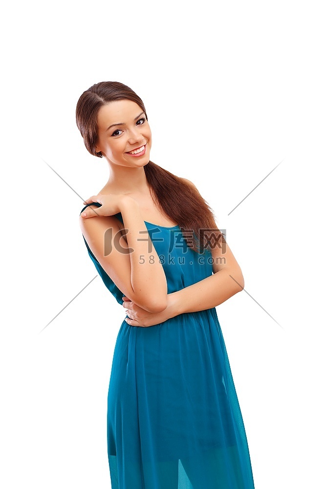 年轻漂亮的黑发女子穿着蓝色连衣