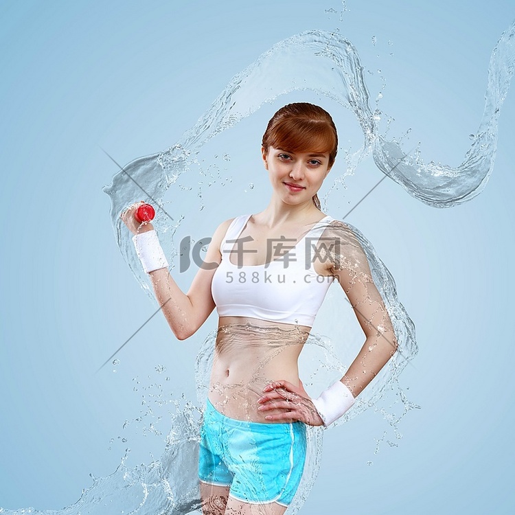 一位年轻女子拿着一瓶纯净水做运