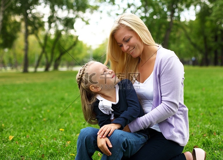 母亲和女儿在公园