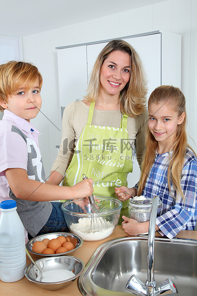 母亲和孩子在厨房里准备蛋糕