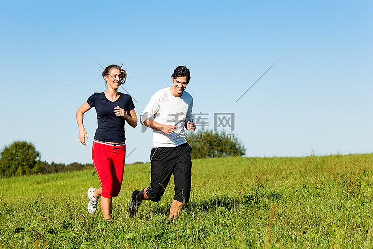 年轻的健身夫妇在户外做运动，在