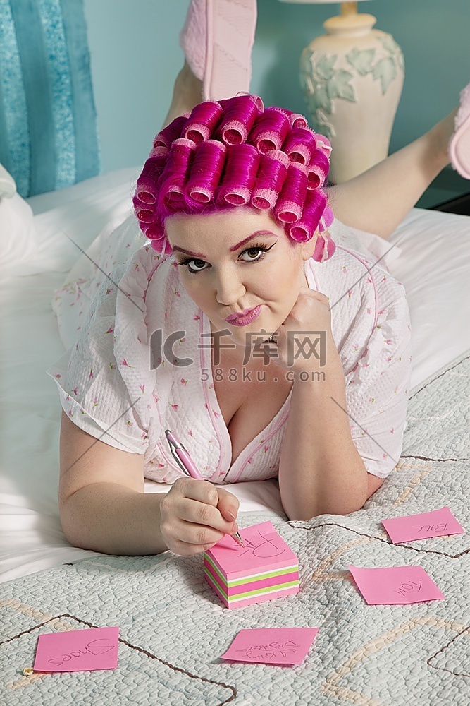 年轻女子躺在床上，在黏糊糊的笔