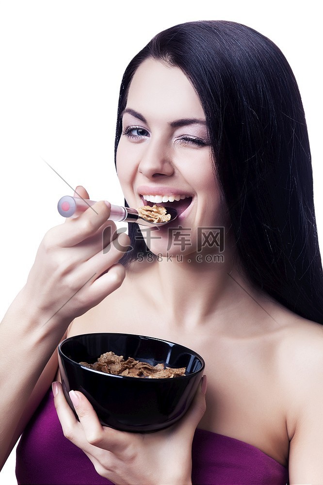 有趣的女人在白色背景上吃玉米片
