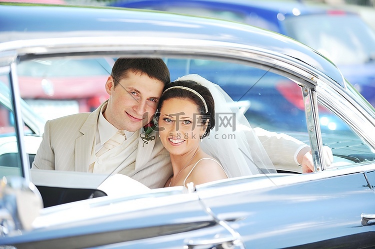 新婚夫妇，新郎和新娘在车里