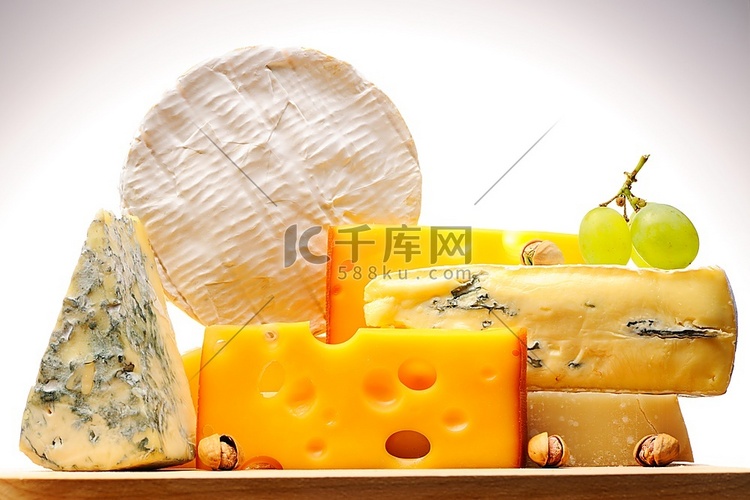 白色背景上分离出来的各种奶酪