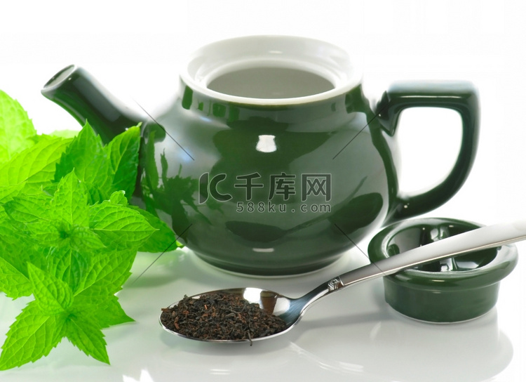 绿茶壶配薄荷和散茶