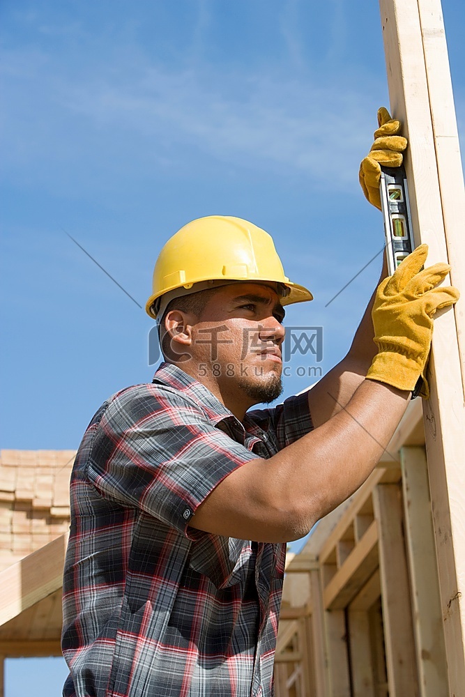 建筑工人在建筑物上使用精神水准