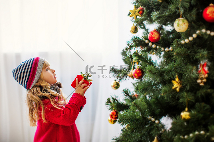 女孩靠近圣诞树，圣诞快乐，新年