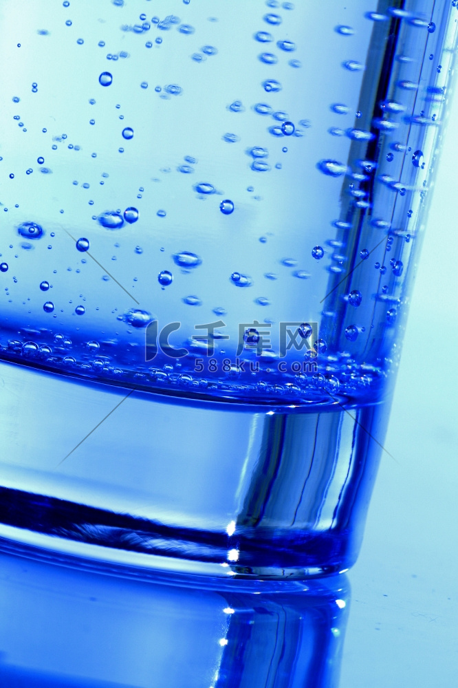 蓝色气泡水在玻璃
