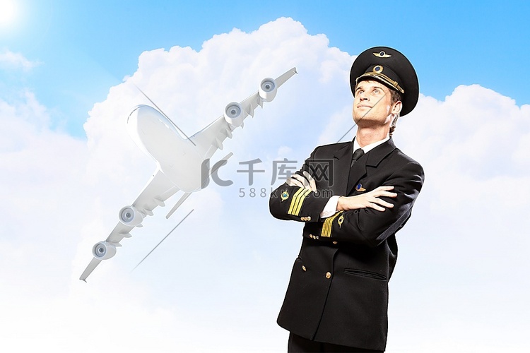 男飞行员以飞机为背景的图像