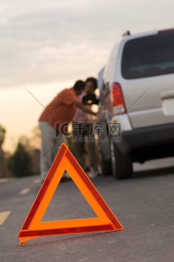 警示标志设置在道路上