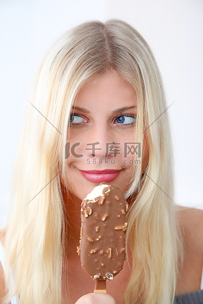美丽的金发女子吃冰淇淋的特写